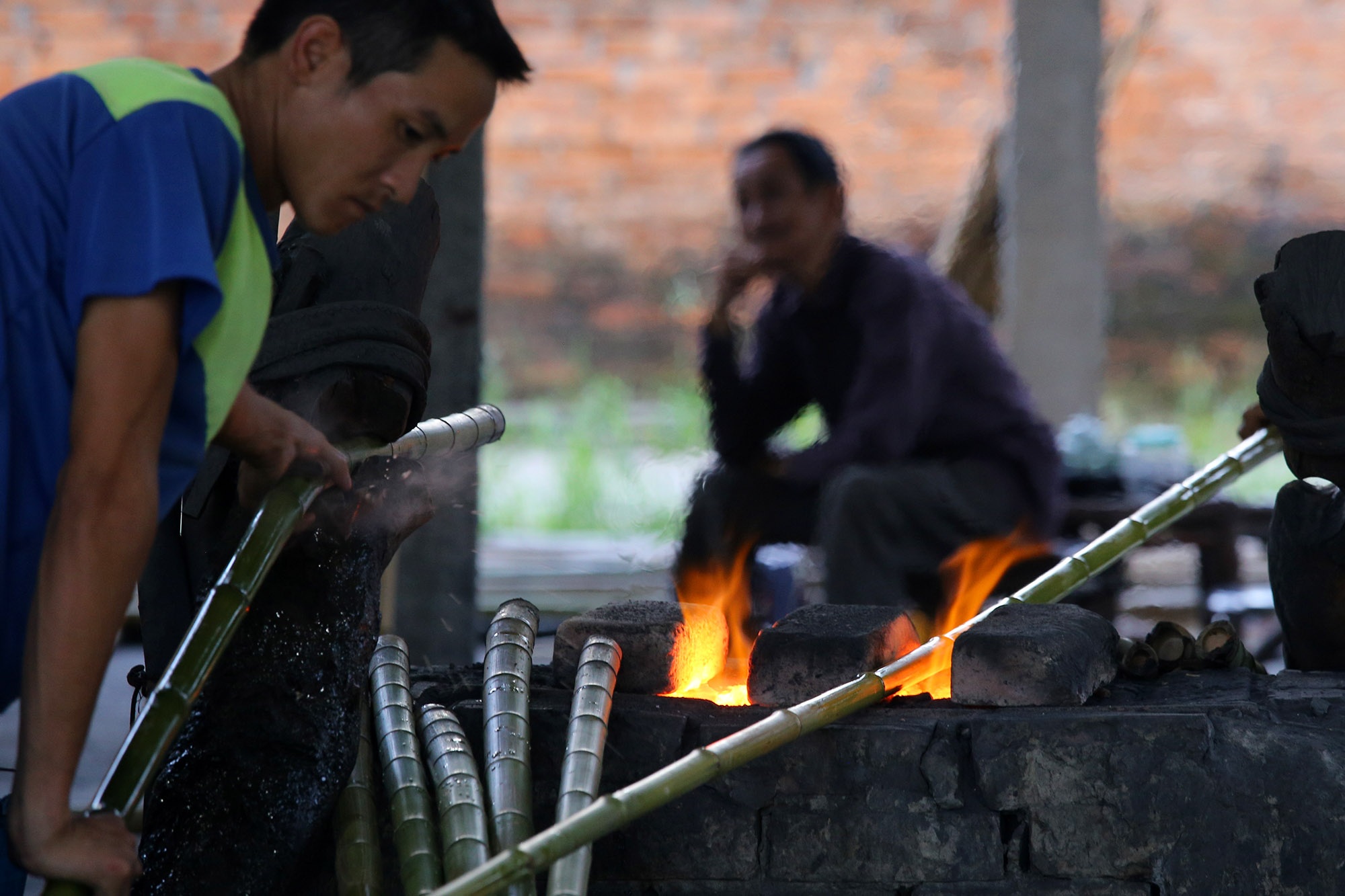Những phụ nữ làm nghề quanh năm ngâm mình trong nước - 11