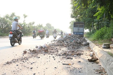 Hà Nội: "Rác tặc" hoành hành trên đại lộ nghìn tỉ
