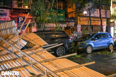 Giông lớn tại Hà Nội hất tung mái tôn 200 m2 trên phố, thiệt hại nhiều ôtô