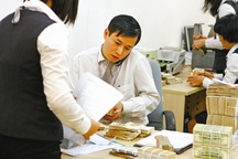 Ngân hàng đua nhau giảm lương lãnh đạo 