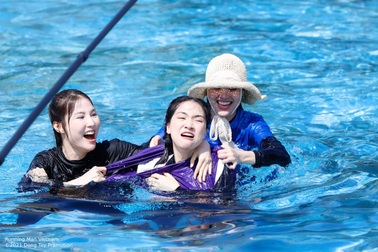 Lan Ngọc - Diễm My 9x hợp sức "dìm" Hòa Minzy