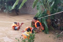 Cảnh sát căng dây giải cứu 8 người bị cô lập giữa dòng lũ