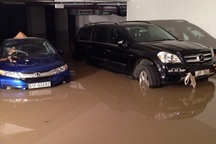 Hàng trăm xe ngâm nước trong tầng hầm chung cư sau trận mưa “kỷ lục”