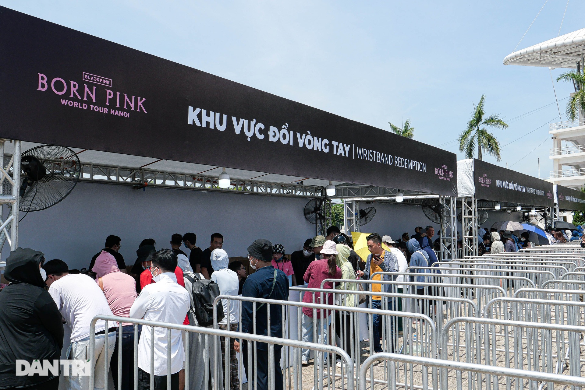 Hàng trăm người đội nắng xếp hàng đổi vòng xem show Blackpink - 9 Hàng trăm người đội nắng xếp hàng đổi vòng xem show Blackpink - 9