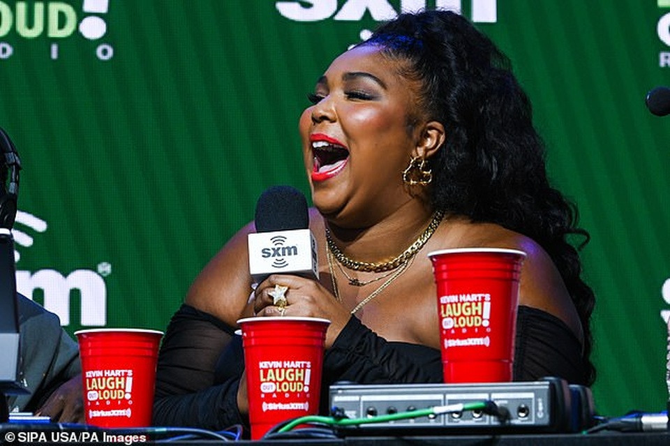 Lizzo tự tin diện váy gợi cảm khoe dáng ngoại cỡ - 6 Lizzo tự tin diện váy gợi cảm khoe dáng ngoại cỡ - 6