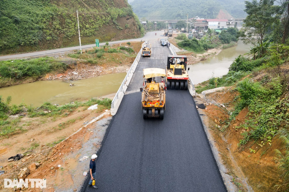Tuyến đường nối Lào Cai - Sapa hơn 2.500 tỷ đồng gấp rút hoàn thiện - 4 Tuyến đường nối Lào Cai - Sapa hơn 2.500 tỷ đồng gấp rút hoàn thiện - 4