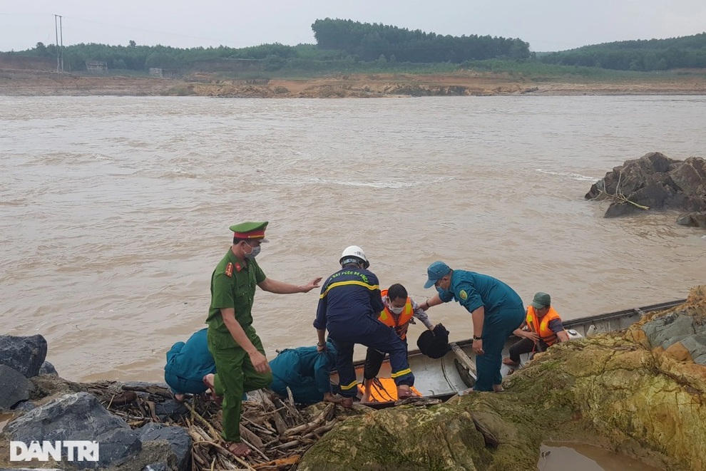 Giải cứu thành công Phó Giám đốc Sở và 6 người mắc kẹt, một người mất tích - 4 Giải cứu thành công Phó Giám đốc Sở và 6 người mắc kẹt, một người mất tích - 4