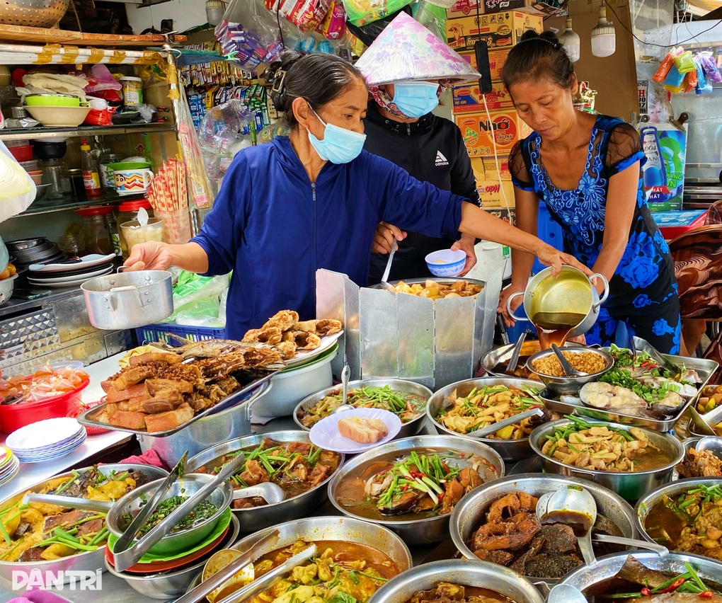 Người phụ nữ ở TPHCM sống trong nhà 1m2, 12 năm ngủ không duỗi thẳng chân - 7