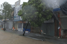 1 giờ trước khi bão Yagi đổ bộ Quảng Ninh: Tôn bay đầy trời, mưa như trút