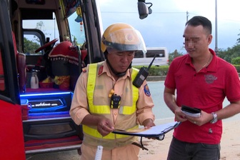 Nhan nhản xe khách “núp bóng” phương tiện vận chuyển hợp đồng sau lũ