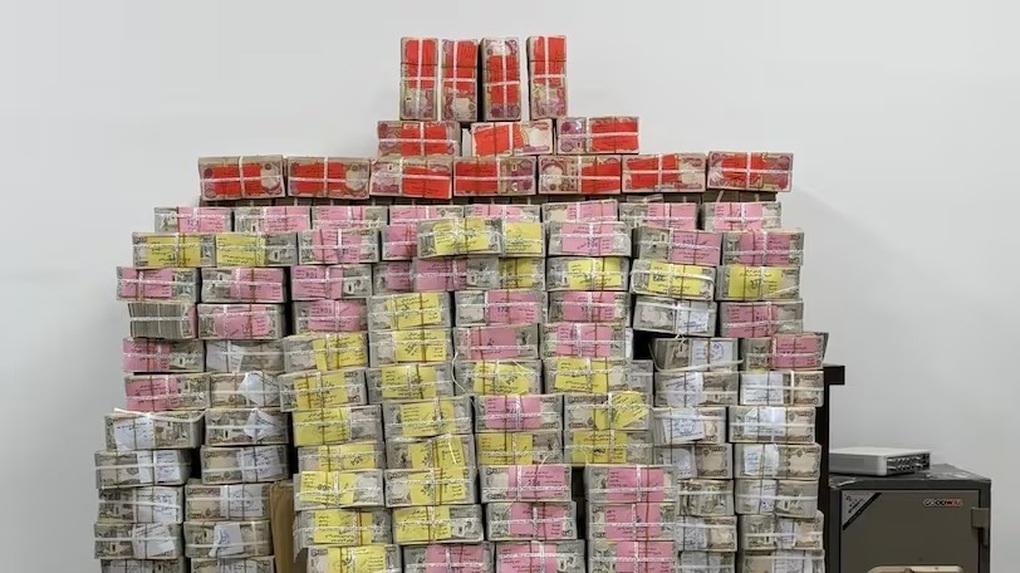 Iraq thu 20 triệu USD, 5kg vàng giấu trong chai nước ở nhà cựu quan chức - 1