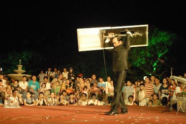 “Quái kiệt” biến ống pô xe, cánh cửa thành... nhạc cụ