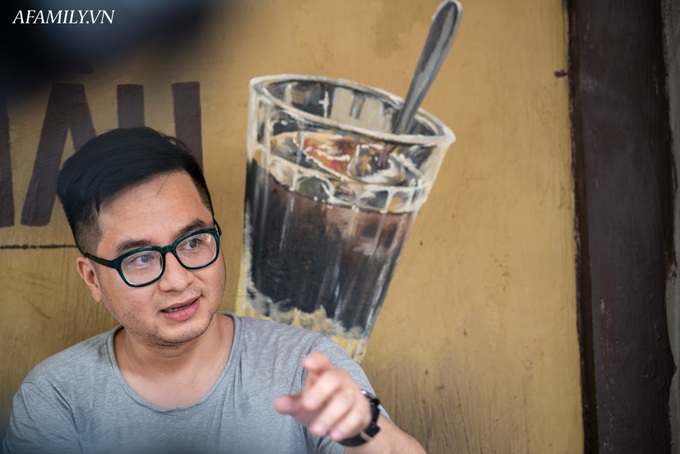 Quán cà phê vỉa hè vừa bé vừa cũ kỹ nhất Hà Nội, tồn tại gần thế kỷ qua 4 thế hệ vẫn đông khách vô cùng, 1 ngày bán cả nghìn cốc - Ảnh 7. Quán cà phê vỉa hè vừa bé vừa cũ kỹ nhất Hà Nội, tồn tại gần thế kỷ qua 4 thế hệ vẫn đông khách vô cùng, 1 ngày bán cả nghìn cốc - Ảnh 7.