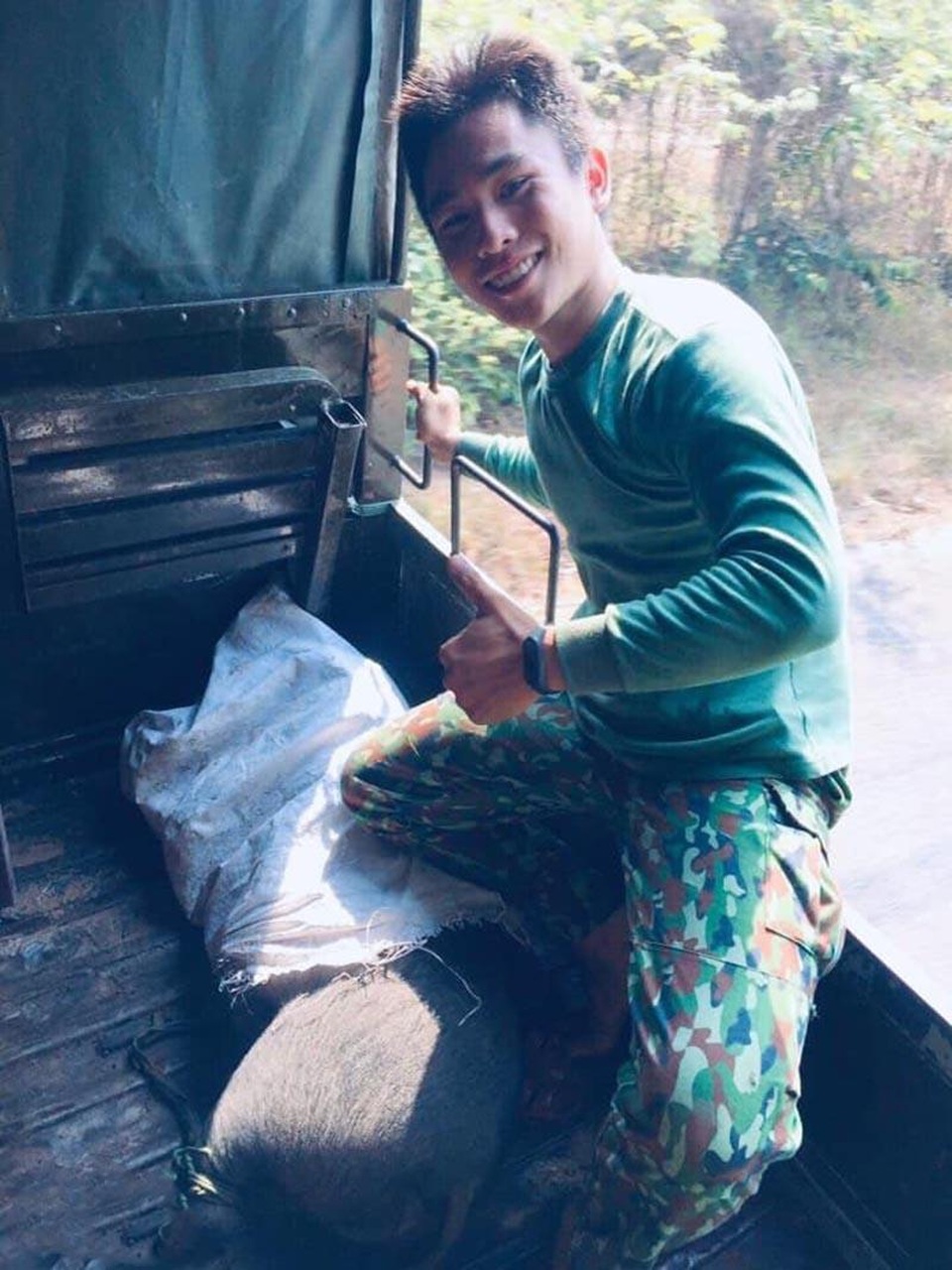 Anh chàng đeo khẩu trang cũng đẹp trai tặng hoa Châu Bùi ngày 8/3 - 5