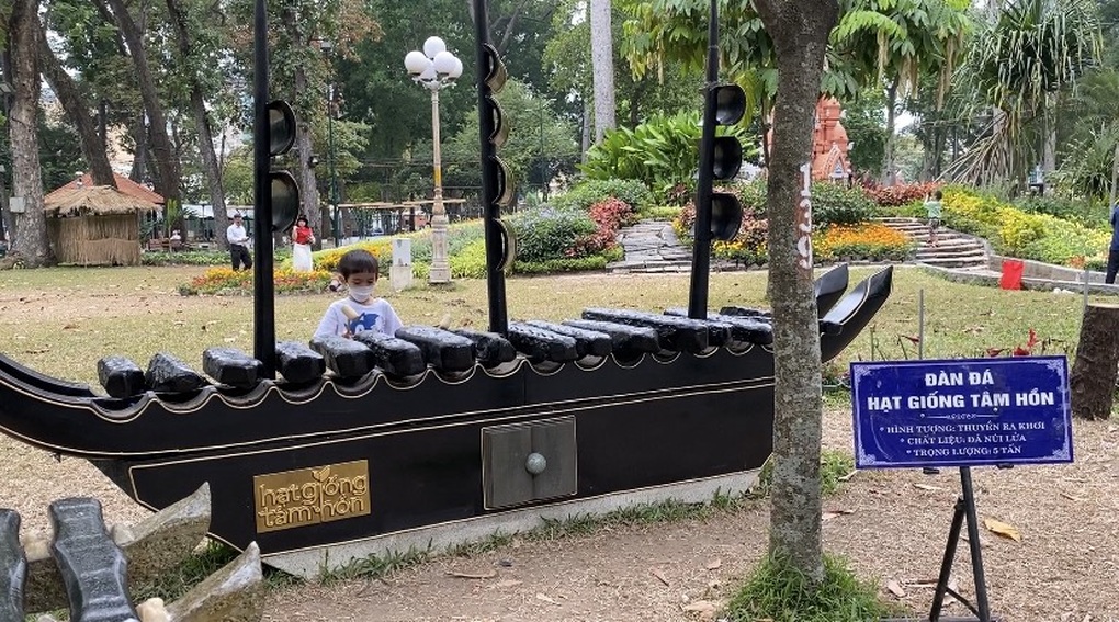 Bộ đàn đá làm từ đá núi lửa lần đầu tiên được chế tác tại Việt Nam - 3 Bộ đàn đá làm từ đá núi lửa lần đầu tiên được chế tác tại Việt Nam - 3