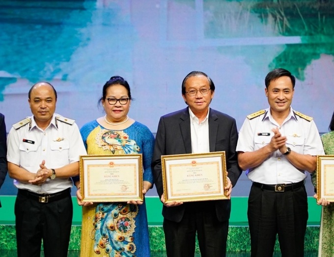Phó Tổng giám đốc Vietjet Đỗ Xuân Quang (thứ 2 từ trái sang) nhận bằng khen cho những đóng góp vì thế hệ trẻ Việt Nam.
