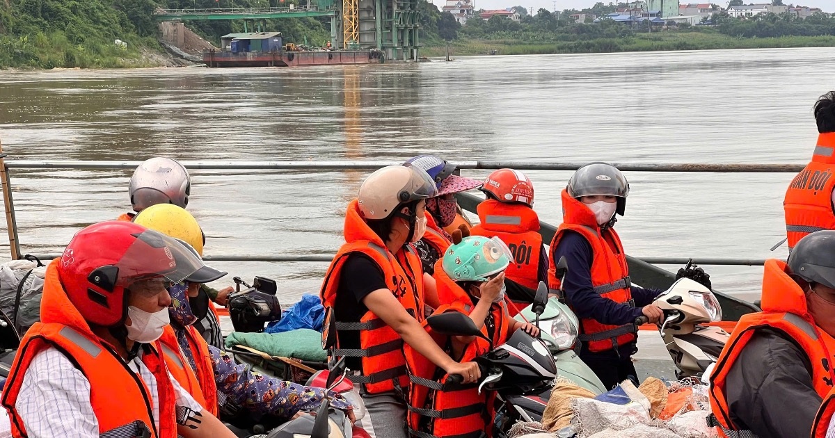 Quân đội dùng phà quân sự đưa người dân qua khu vực cầu Phong Châu
