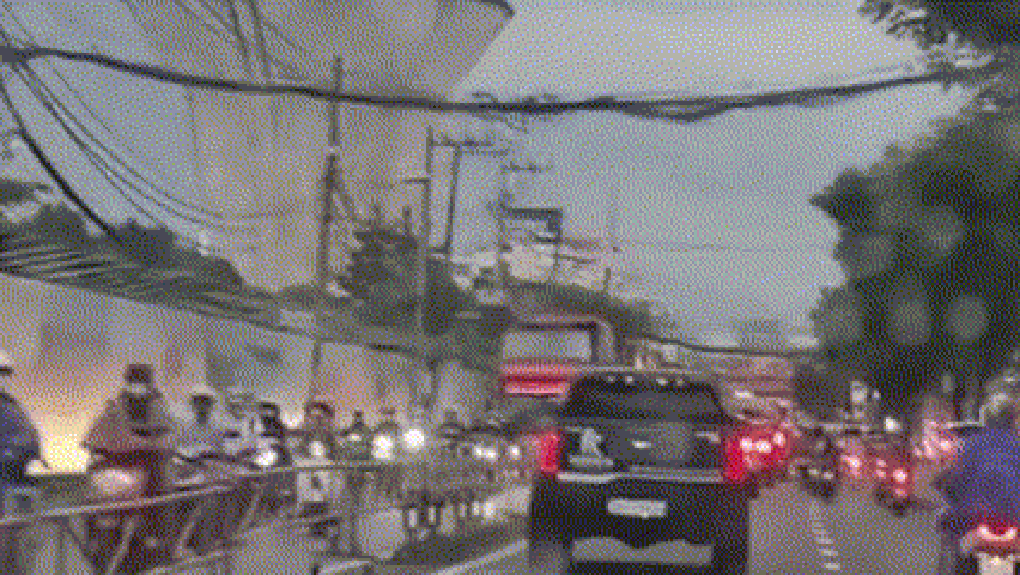 Ô tô bật đèn siêu sáng chói mắt người đi đường ở TPHCM - 1 Ô tô bật đèn siêu sáng chói mắt người đi đường ở TPHCM - 1