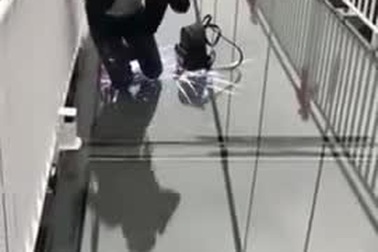 Cầu đáy kính trở thành điểm đến hút khách bậc nhất tại Trung Quốc