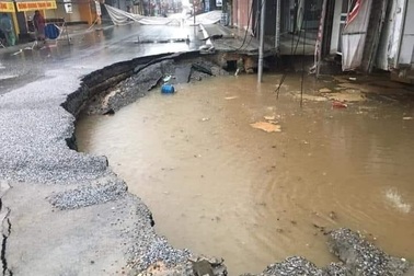 Hố tử thần ở Hà Nội tiếp tục "nở" rộng sau trận mưa lớn