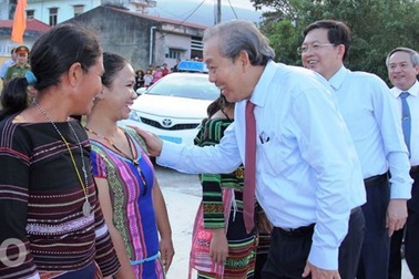 Phó Thủ tướng thăm, tặng quà người dân xã miền núi Vĩnh An dịp đầu năm