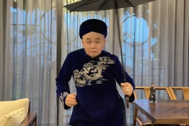 Nghệ sĩ Xuân Hinh nhảy "đu trend"