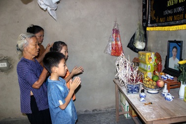 Xót thương 2 đứa trẻ có mẹ mất vì ung thư, cha mất vì tai nạn giao thông