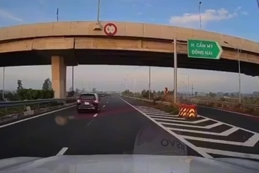 Nữ tài xế lùi xe trên cao tốc bị xử phạt 17 triệu, tước bằng lái 6 tháng