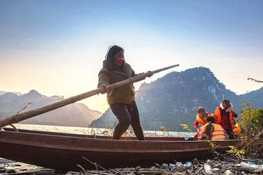 Cô giáo vùng cao bán của hồi môn mua thuyền chở học sinh đi học