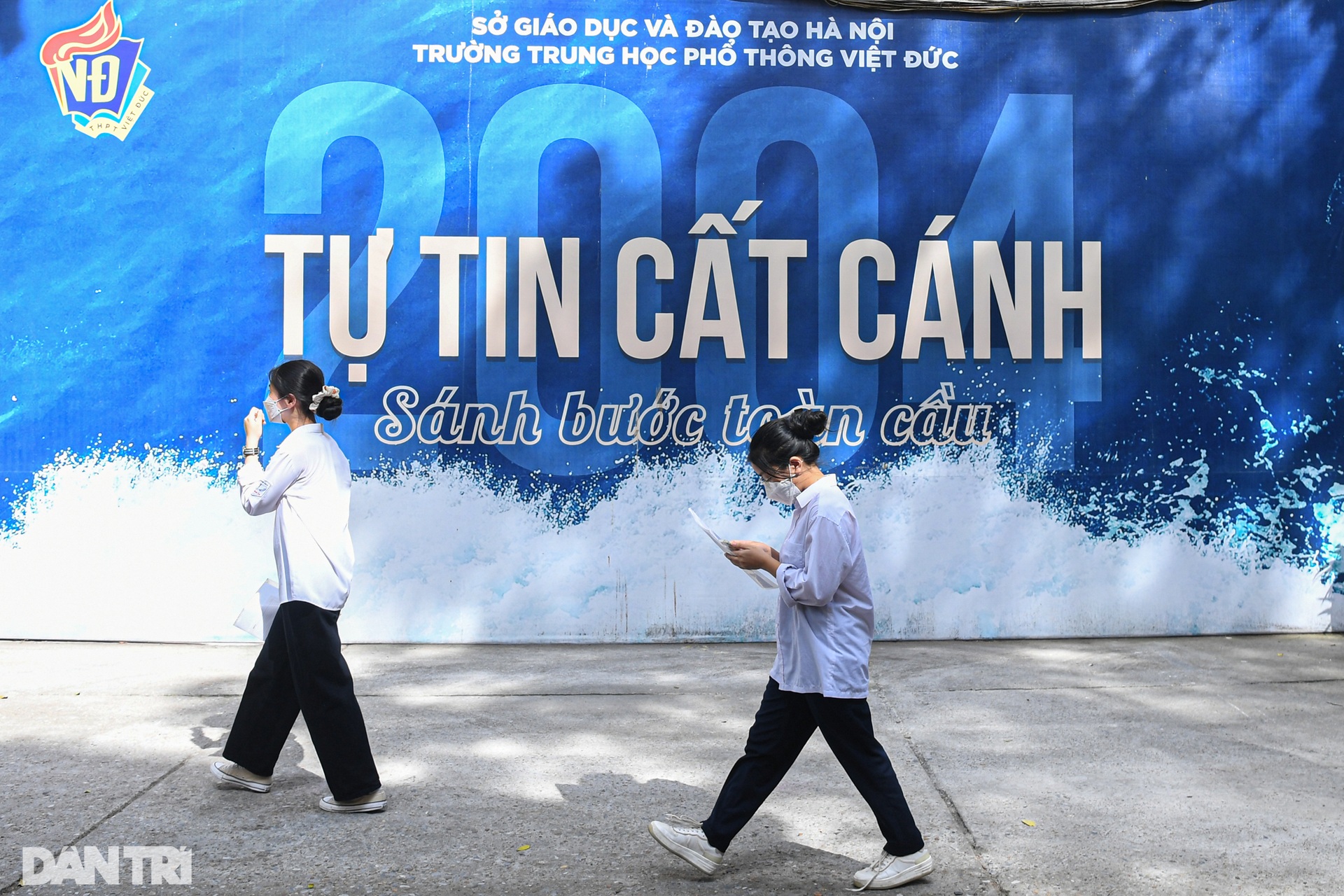 Thí sinh Hà Nội đội nắng tới các điểm thi hoàn thành thủ tục dự thi vào 10 - 15 Thí sinh Hà Nội đội nắng tới các điểm thi hoàn thành thủ tục dự thi vào 10 - 15