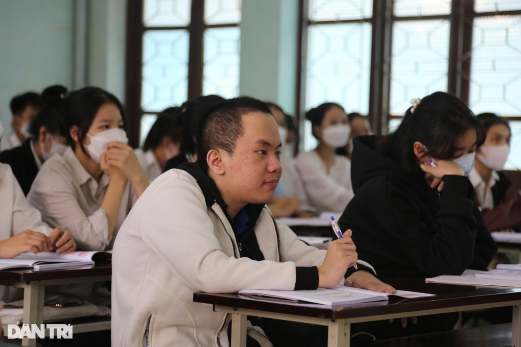 Hơn 70 triệu đồng đến với nam sinh viên bị não úng thủy, liệt chân - 1 Hơn 70 triệu đồng đến với nam sinh viên bị não úng thủy, liệt chân - 1