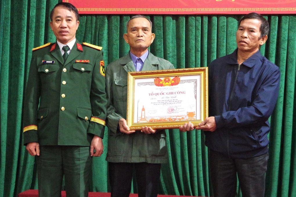 Trao bằng Tổ quốc ghi công đến thân nhân liệt sỹ Lê Văn Định - 1 Trao bằng Tổ quốc ghi công đến thân nhân liệt sỹ Lê Văn Định - 1