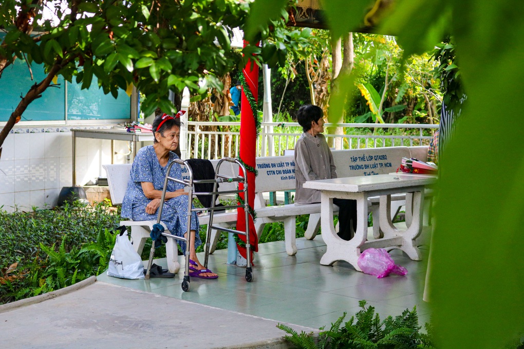 Noel ngập tràn tiếng cười của những người cô đơn - 4 Noel ngập tràn tiếng cười của những người cô đơn - 4