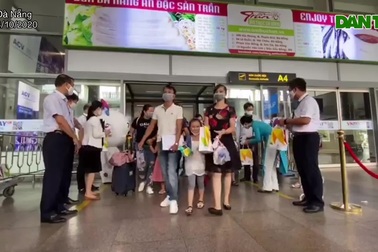 Du khách bắt đầu trở lại Đà Nẵng sau dịch Covid-19