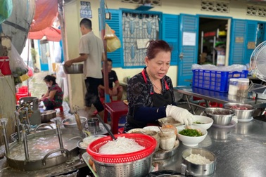 Quán bún có "đặc sản nghe chửi", hơn 40 năm vẫn đông khách ở TPHCM