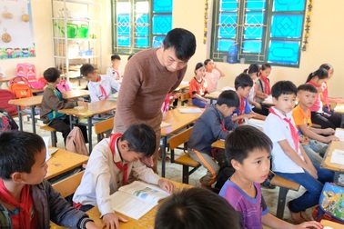 Hạnh phúc nhọc nhằn "ít người tỏ" của giáo viên cắm bản