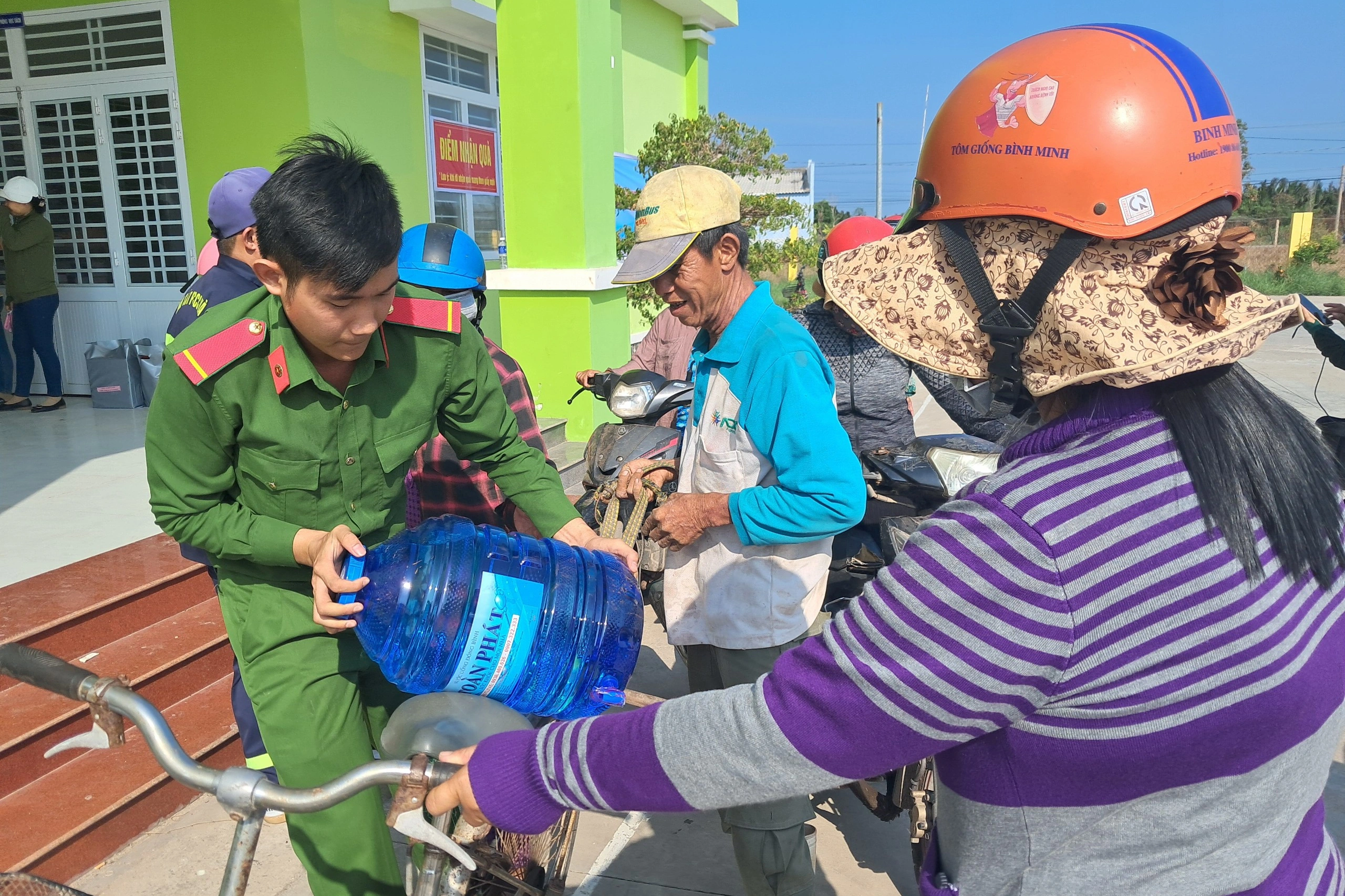 Công an trao từng bình nước ngọt tới tay người dân (Ảnh: CTV).