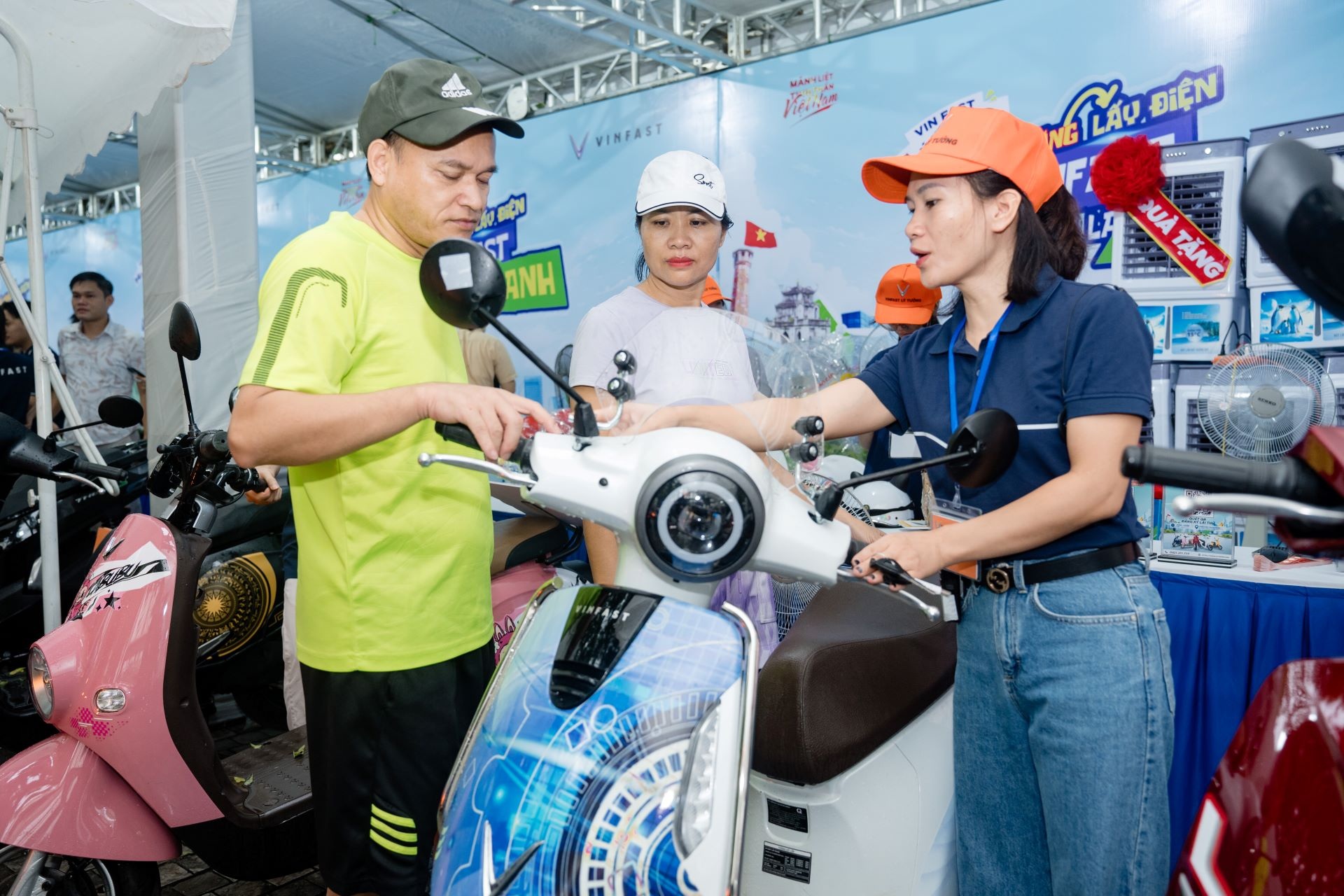 Nhiều người đổi xe máy xăng cũ, lên đời xe máy điện mới - 7