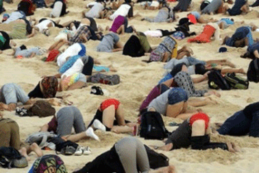 Dân Australia vục đầu vào cát để biểu tình