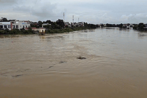 Người phụ nữ đưa 8 trẻ nhỏ tháo chạy trước cơn lũ lên nhanh bất ngờ