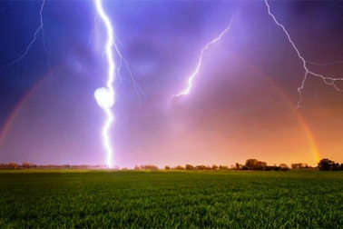 Người đàn ông bị sét đánh tử vong khi đang chạy xe máy ra đồng