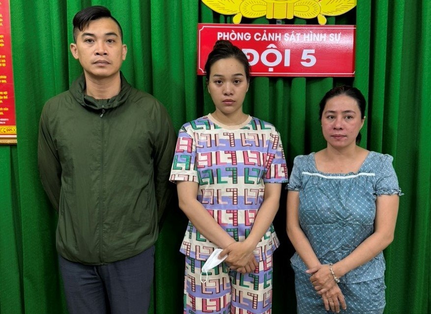Airline captain runs prostitution ring - 2 Cơ trưởng hãng hàng không điều hành đường dây mại dâm - 2