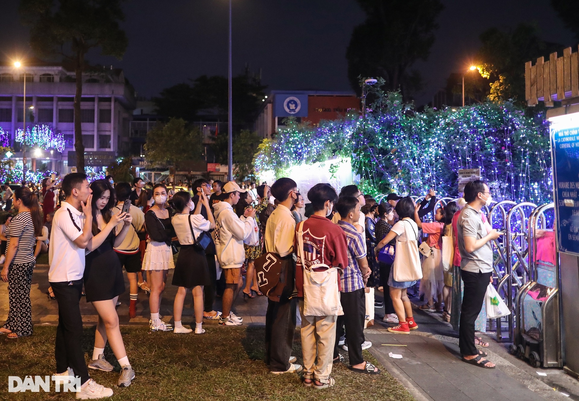 Nhiều bạn trẻ chờ cả đêm để xin vào nhà thờ Đức Bà mừng Chúa Giáng sinh - 7 Nhiều bạn trẻ chờ cả đêm để xin vào nhà thờ Đức Bà mừng Chúa Giáng sinh - 7