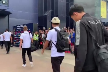 Các cầu thủ Thái Lan tới sân Chang Arena