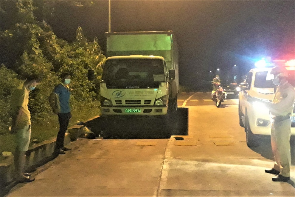 Dừng xe luồng xanh bên đường để nhậu - 1 Dừng xe luồng xanh bên đường để nhậu - 1
