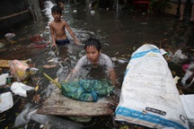 Rác nổi lềnh bềnh khắp hẻm sau mưa lớn ở TPHCM