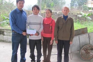 Bé Phương Trang nhận quà nhân ái