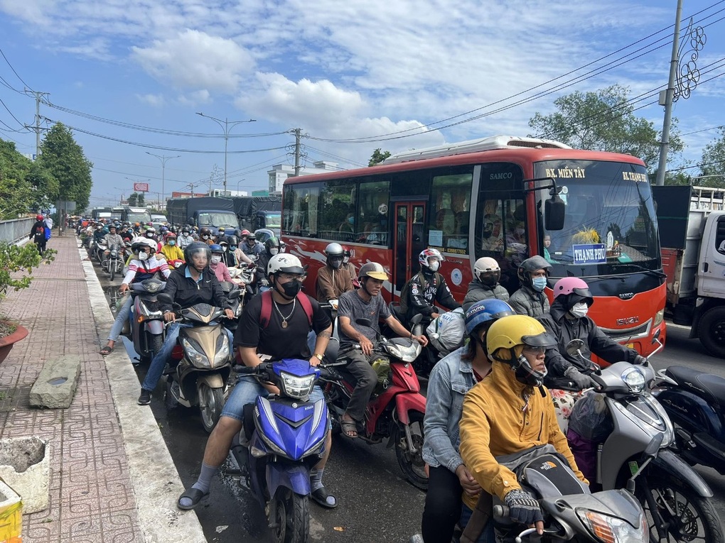 Người dân ùn ùn về quê nghỉ Tết Dương lịch, cầu Rạch Miễu kẹt cứng - 2 Người dân ùn ùn về quê nghỉ Tết Dương lịch, cầu Rạch Miễu kẹt cứng - 2