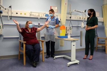 Anh tiêm chủng đại trà, tuyên chiến với "giặc" Covid-19