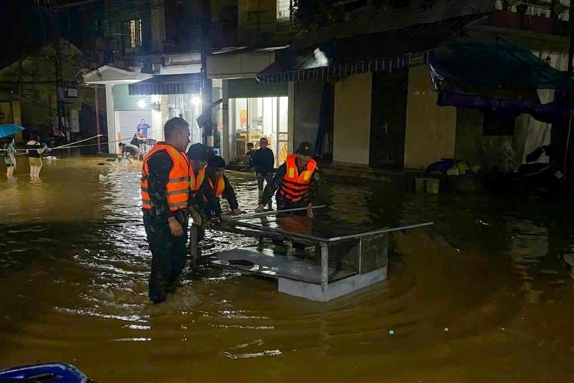 Hàng trăm người dân Hà Nội chạy lũ, đắp đê trong đêm - 13